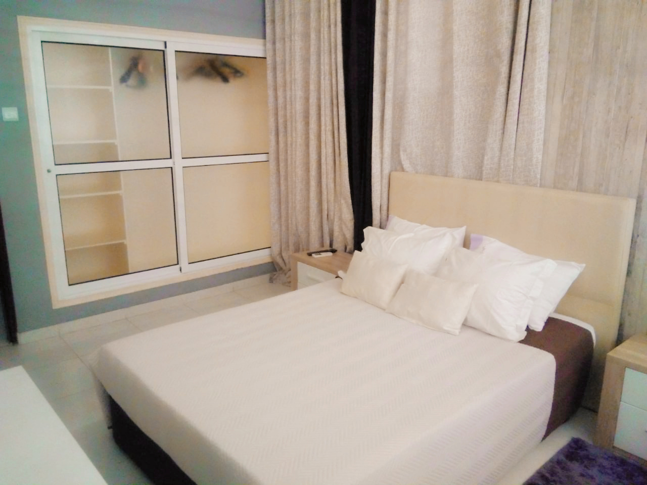Quarto com Cama Casal Queen Size Maior