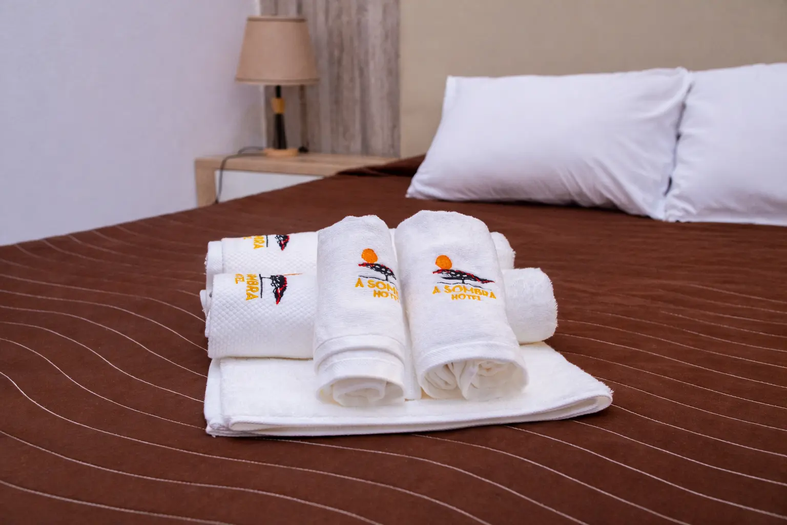Toalhas Do Hotel Sobre a Cama